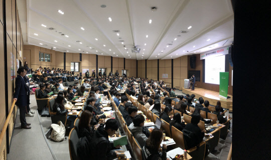 지난 3월 건국대학교에서 열린 '셀트리온 채용설명회'에서 셀트리온 채용 담당자가 학생 300여 명을 대상으로 회사의 인재상 등을 설명을 하고 있다. 셀트리온 제공